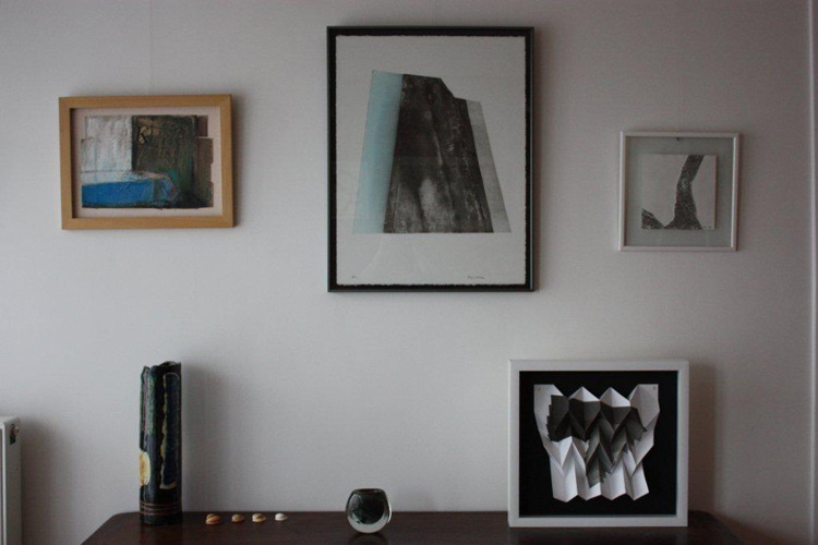 En haut, de gauche à droite, peinture de Françoise Joudrier,  estampe de René Schlosser et multiple de Rudy Ricciotti. En bas sur le meuble de gauche à droite,  une céramique de Dominique Pouchain, un vase en verre  souflé de Hervé Raspail,  et  dans le cadre « Papier pliage »  de Les Bicknell.
